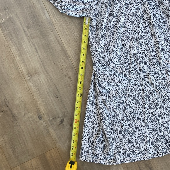 Puff sleeve Flowy Dress 🖤 - Picture 5 of 5